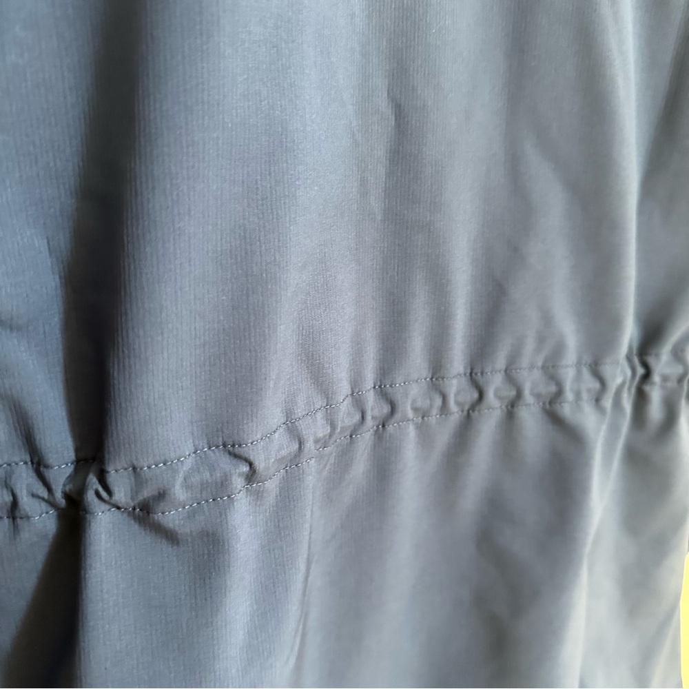 Under Armour Women’s Blue Golf Jacket - Picture 9 of 13